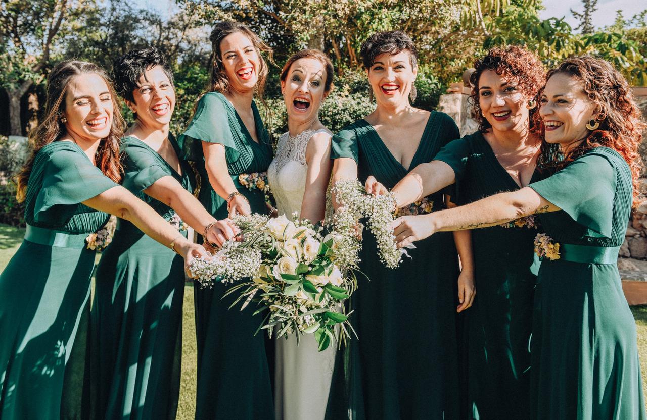 Preparativos de la novia, familia y sus madrinas